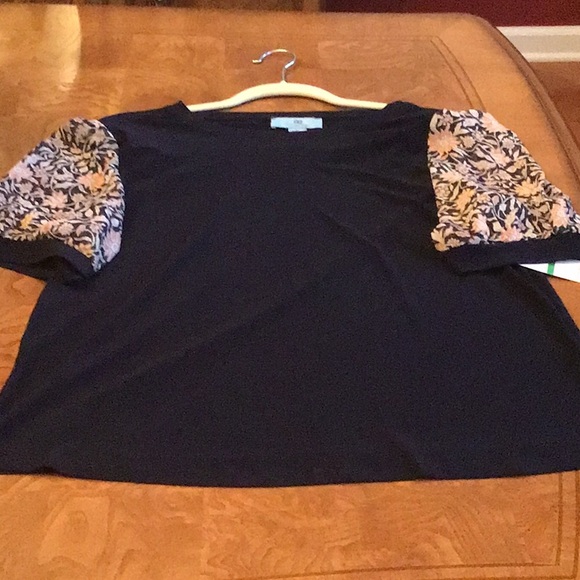 NWT CeCe short Sleeve Blouse Size L Navy with floral sleeves - Picture 5 of 7